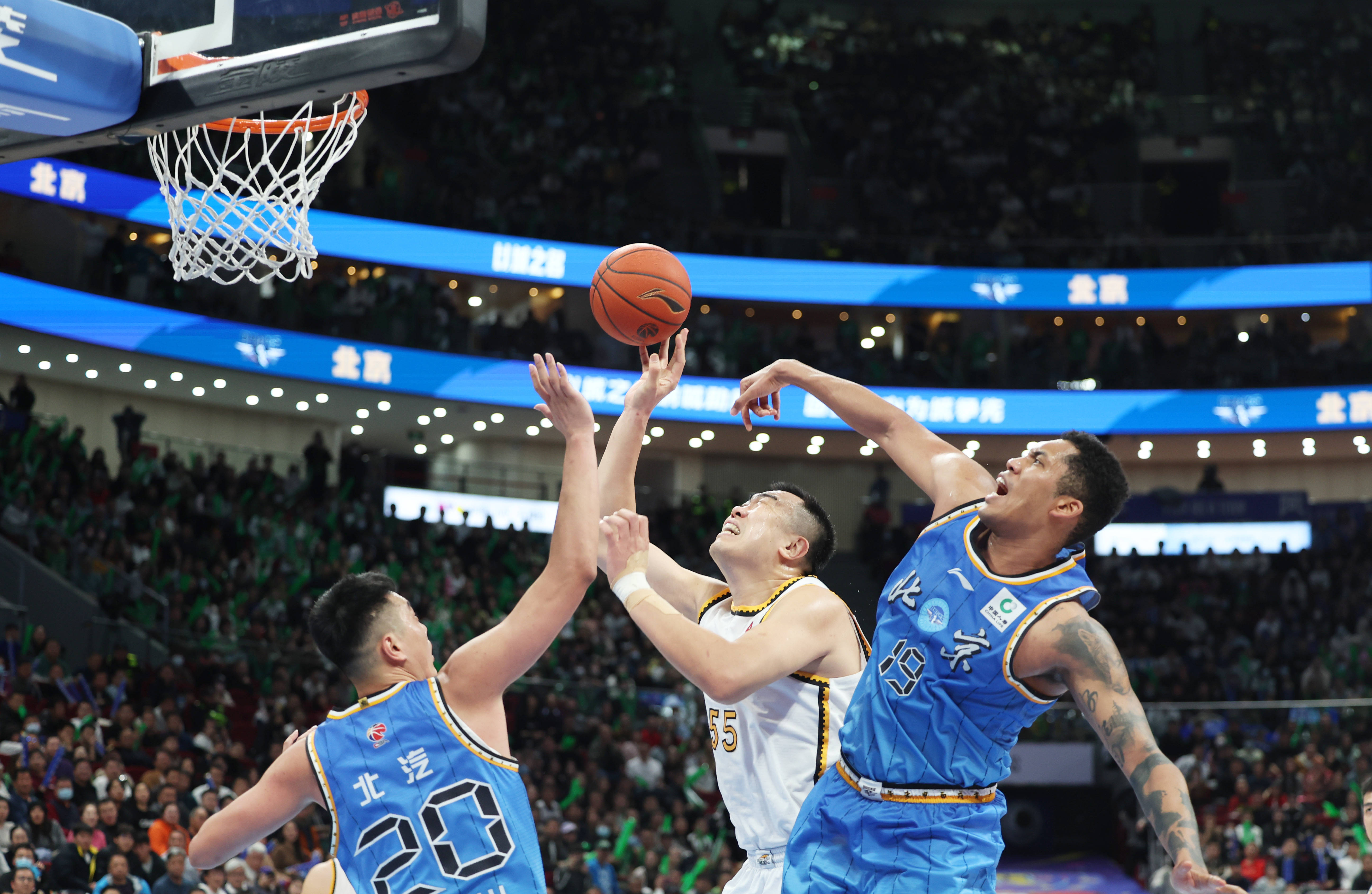 爱游戏体育-上海申花今夜调整名单，志在CBA季后赛名次提升，话题不断，球探报告显示潜力(上海申花最新动态新闻最新消息)