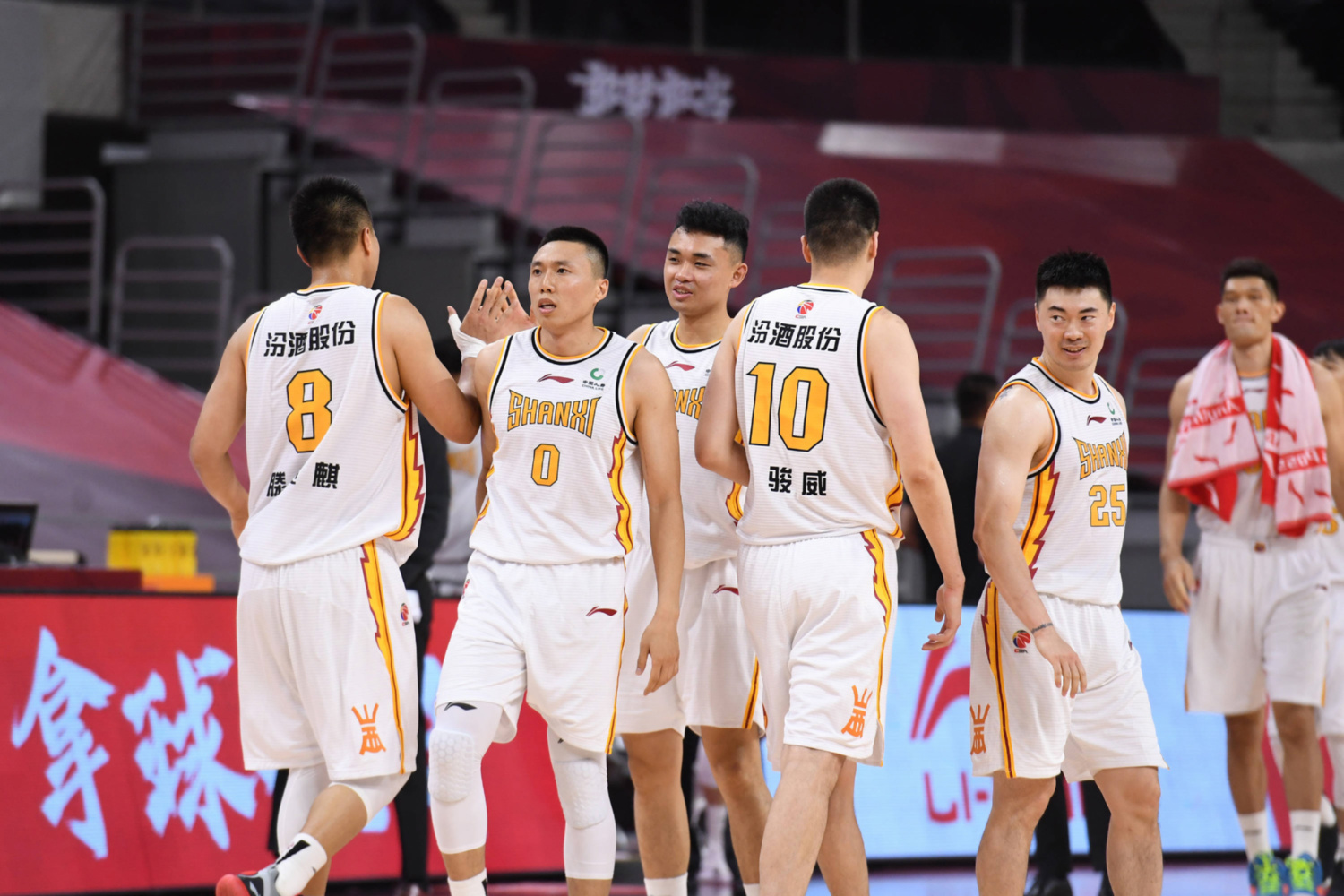 ayx-关于清晨CBA常规赛传出新动向，夏洛特黄蜂复出首秀，管理层表态：震撼外界，心理建设被强调的信息